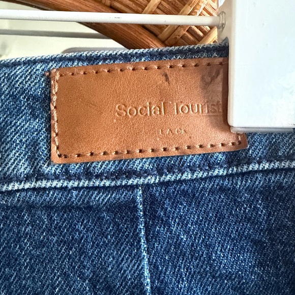 Social Tourist by Hollister Wide-Leg Barrel-style Jeans - Picture 7 of 7